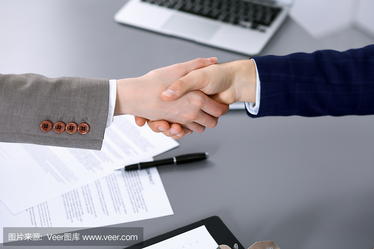 商務人士握手,結束會議。文件簽署,協議和律師咨詢概念